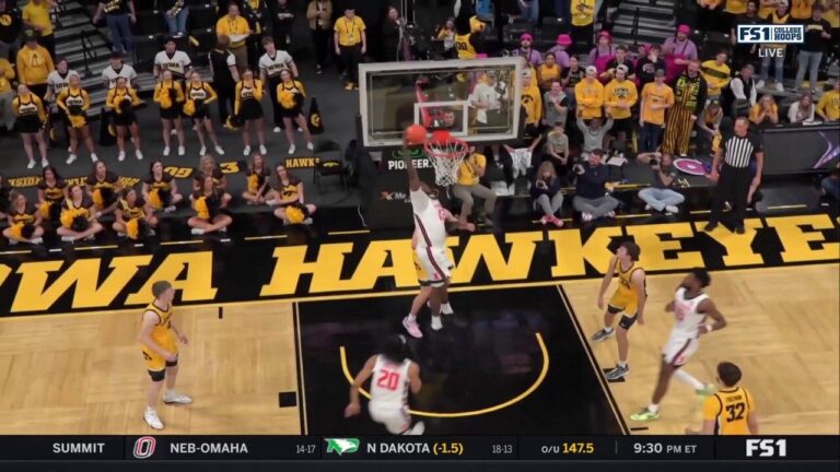 Dain Dainja throws down a one-handed slam to extend Illinois