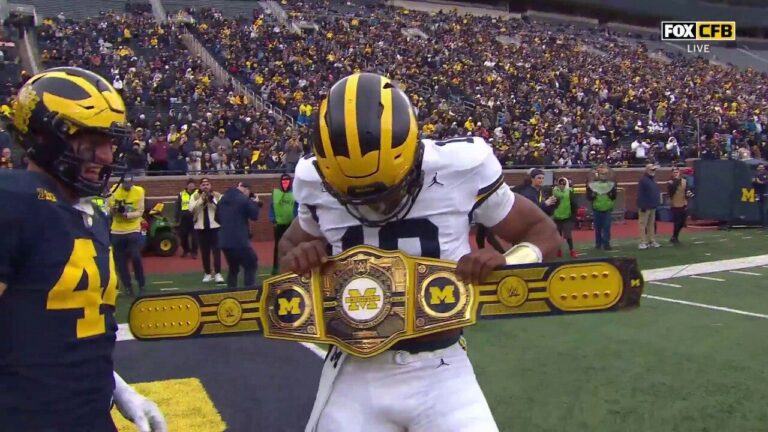 Alex Orji rushes for a 17-yard touchdown in the Michigan Wolverines spring game