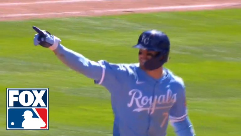 Bobby Witt cracks his second home run of the day to seal the Royals