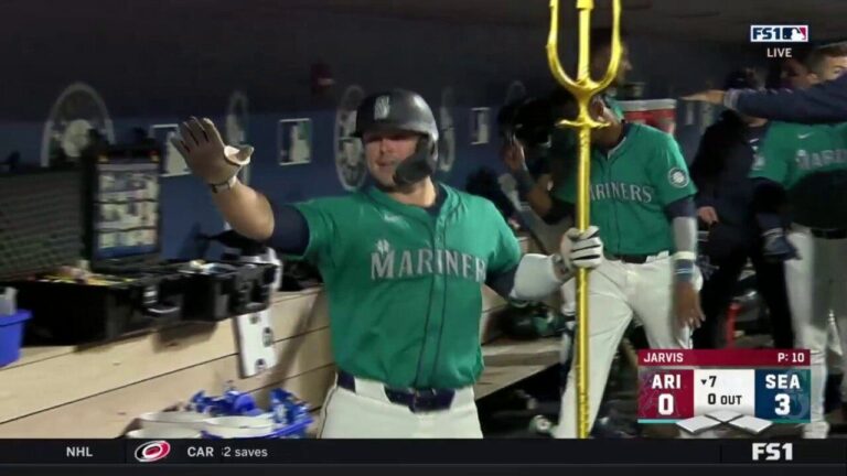 Ty France crushes a two-run home run to increase the Mariners