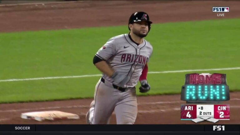 Eugenio Suárez smashes a solo homer, extending the Diamondbacks