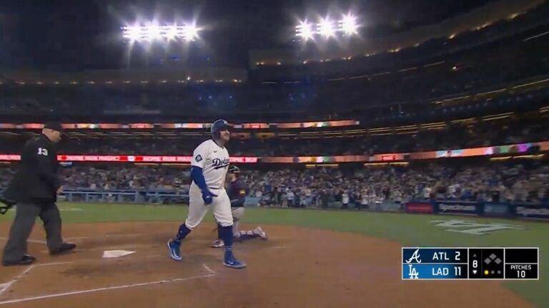 Max Muncy smashes his third home run in the Dodgers