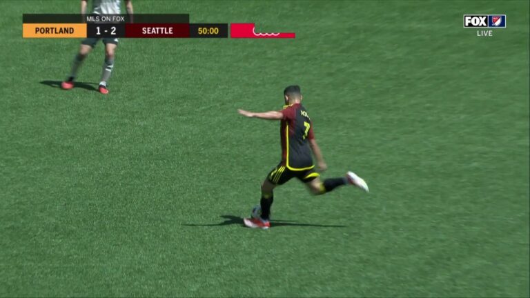 Raul Ruidiaz scores an outside-the-box screamer to give Seattle a 2-1 lead over Portland