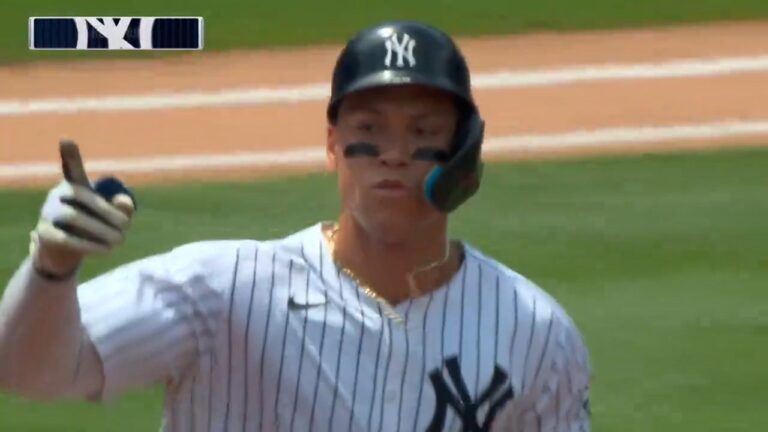 Aaron Judge BELTS a two-run homer to give Yankees a 2-1 lead over Blue Jays