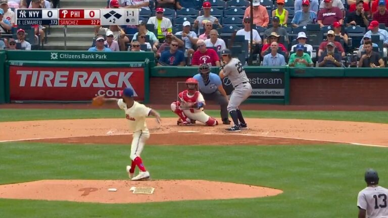 DJ LeMahieu hits a GRAND SLAM to give the Yankees an early lead over the Phillies