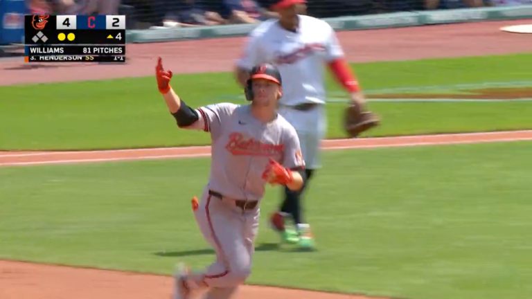 Gunnar Henderson smacks a two-run home run to extend Orioles