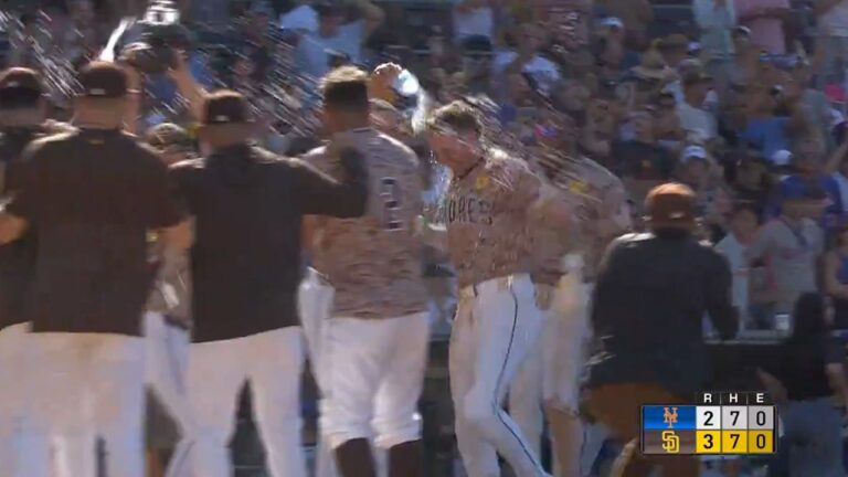 Jackson Merrill crushes a walk-off home run in the Padres