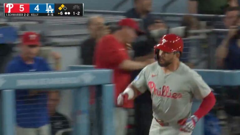 Kyle Schwarber CRUSHES another home run to extend Phillies