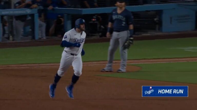 Max Muncy crushes two-run home run, extending Dodgers lead over Mariners