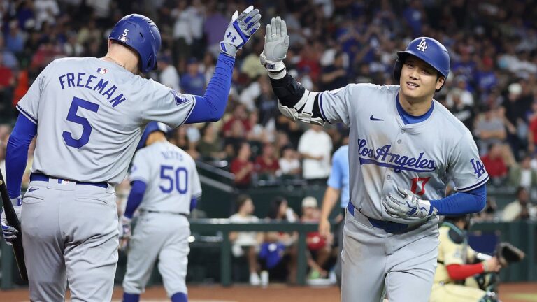 Shohei Ohtani hits his 43rd homer of the year vs. the D-backs, a solo blast to extend Dodgers