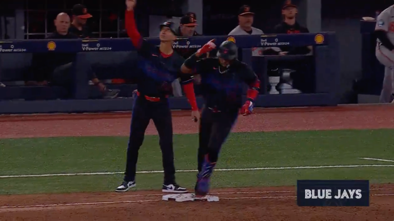 Vladimir Guerrero Jr. smacks a two-run home run to extend Blue Jays