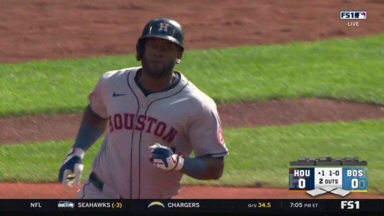 Yordan Álvarez crushes a solo home run, giving Astros