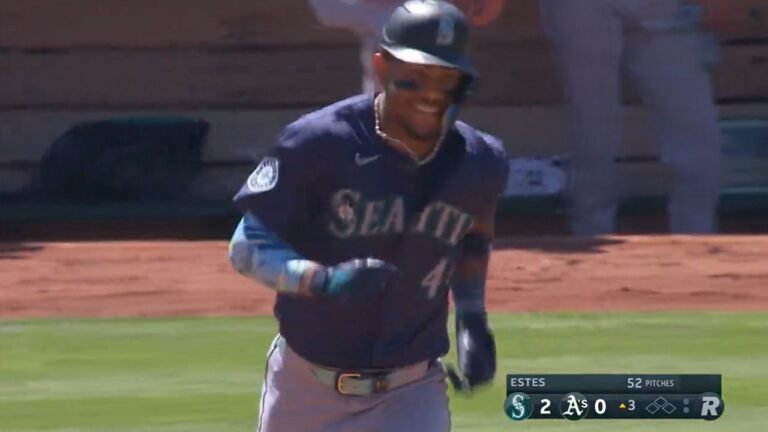 Julio Rodríguez crushes a 448-foot home run to the second deck, extending Mariners