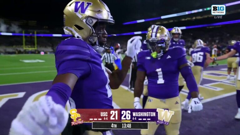 Keith Reynolds punches in a touchdown, giving Washington the lead over USC